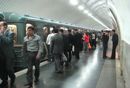 Bakı metrosunda qadınla kişinin davası - VİDEO