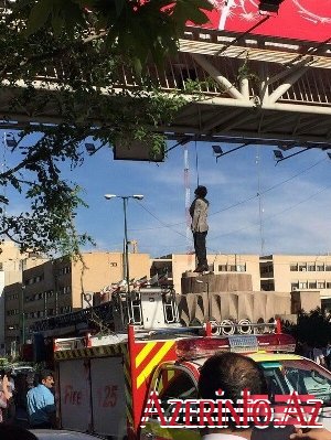 Tehranda kişi özünü şəhərin mərkəzində piyada keçidindən asıb