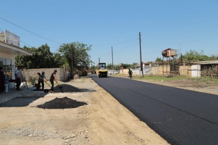 Salyan rayonu Babazanlıda asfalt yol çəklişini sakinlər minnətdarlıqla qarşılayırlar+FOTOLAR