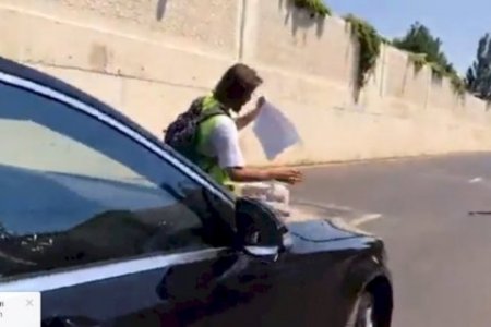 Jurnalist Abid Şərifovun maşınının üstünə çıxdı – Video
